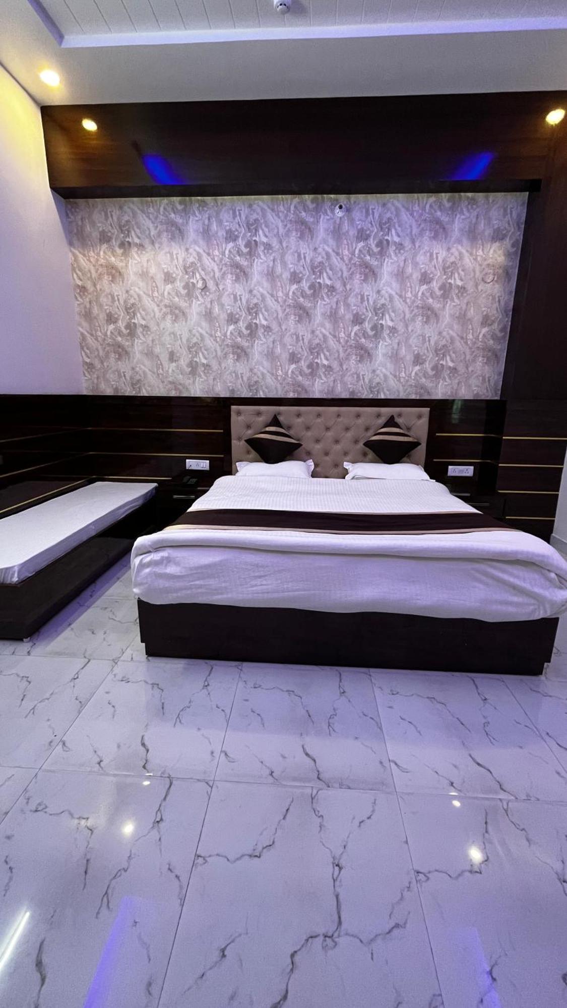 Hotel Mangalam Grand Lucknow Esterno foto