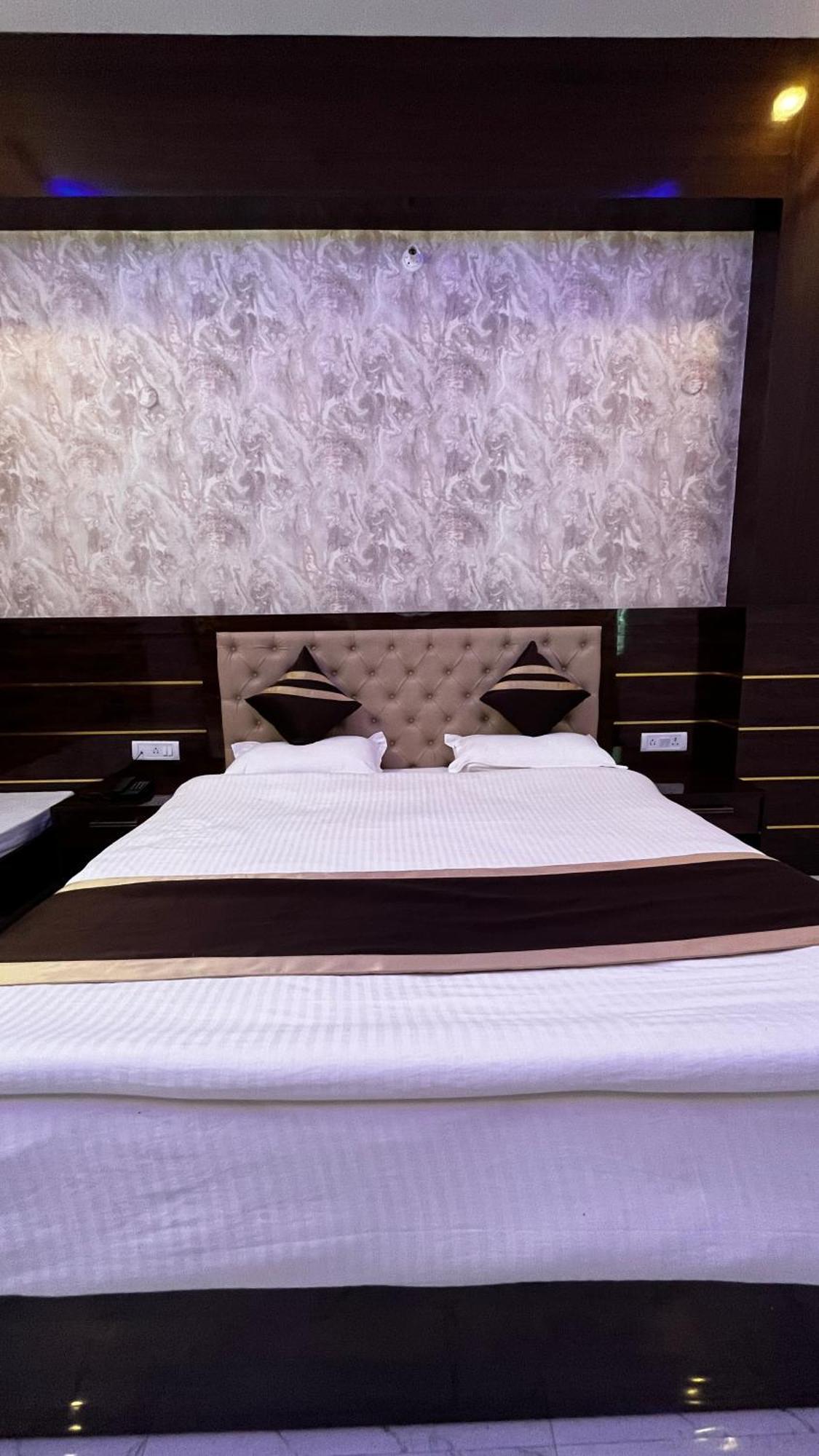 Hotel Mangalam Grand Lucknow Esterno foto
