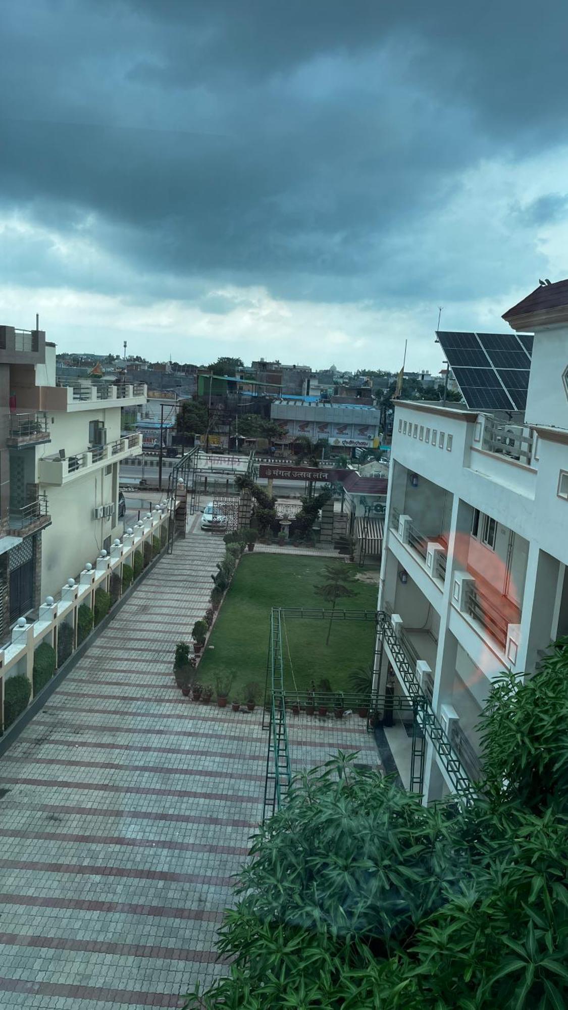 Hotel Mangalam Grand Lucknow Esterno foto