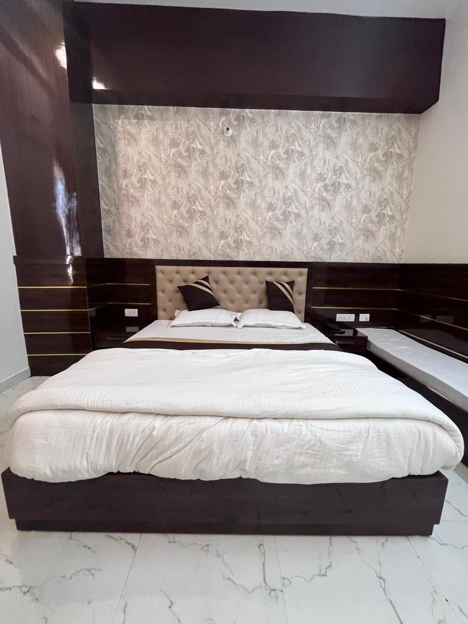 Hotel Mangalam Grand Lucknow Esterno foto