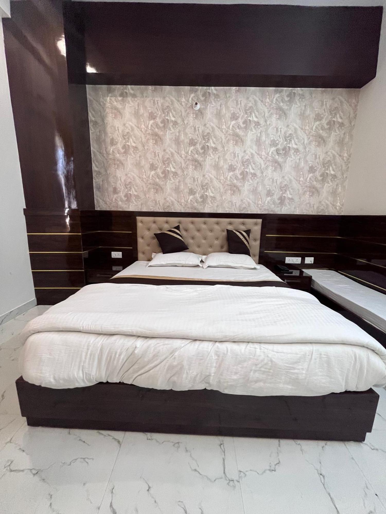 Hotel Mangalam Grand Lucknow Esterno foto